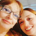 Tekrar evlendi fakat hiç unutmadı… Ünlü müzikçi yeni karısıyla el ele ölen karısının mezarını ziyaret etti… Bu yürek attığı sürece sevgi ölmez