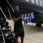 Halbuki korkağın biriyle sevgili olmuş… Kızının annesiyle bile evlenmedi… Sen daha çok beklersin nikah masası görmeyi!