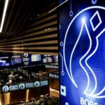 Halbuki korkağın biriyle sevgili olmuş… Kızının annesiyle bile evlenmedi… Sen daha çok beklersin nikah masası görmeyi!