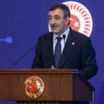 Aslında çoktan emeklilik yaşına geldiler… Evvelce olsa yanından bile geçirmezlerdi!