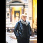 Cüssesini gören yanına çekinerek yaklaşıyor… Romantik yıldız sevgilisinin üzerine titriyor: Üşüdüysen ceketimi al aşkım