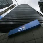 Hem kocasının hem kendisinin milyonları var… 20 yıldır birebir yamalı pantolonu giyiyorum… Ayakkabılarımın tabanını üç yılda bir yenilerim