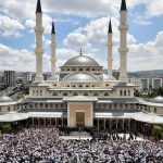 ‘Mutluluk arayan arkadaşıyla aşk yaşasın’ demişti… Kelamını tuttu, damadı koluna takıp telli duvaklı gelin oldu…