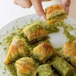 Bitmeyen kaprisleriyle herkesi yıldırdı, mutabakatları elinden kaçırdı… Artık küçük kızını kendi reklamı için kullanıyor