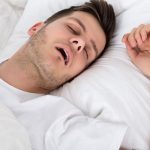 Horlama 20’li yaşlarda artıyor! Uyku apnesinin ilk sinyali olabiliyor