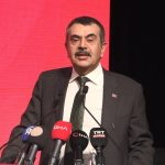 Yaz sıcağında ter içinde kalsa bile yasak… Hanım hanımcık olmak kolay mı sandınız! O kalın mantonun içine ne giydiğini kimse göremeyecek