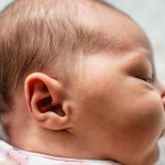 Yaz sıcağında ter içinde kalsa bile yasak… Hanım hanımcık olmak kolay mı sandınız! O kalın mantonun içine ne giydiğini kimse göremeyecek